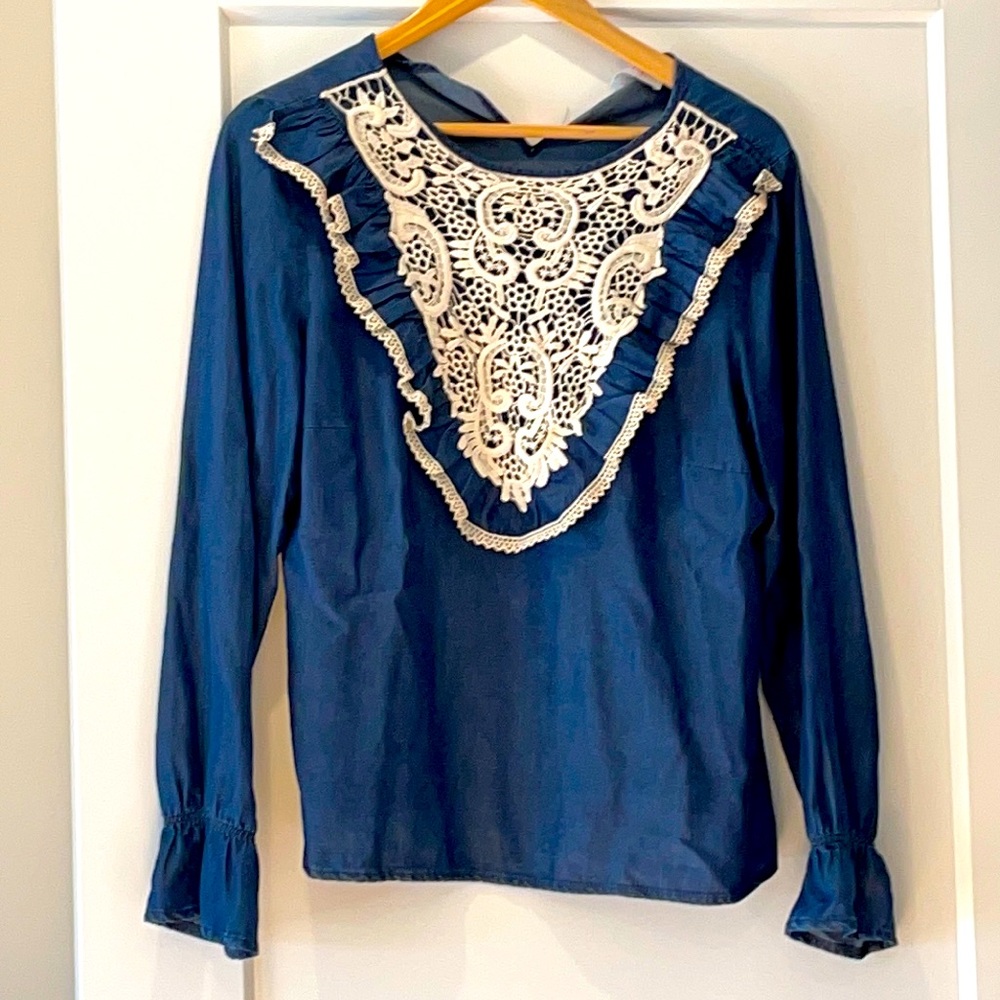 Adorable rustic top / jean material w lace collar